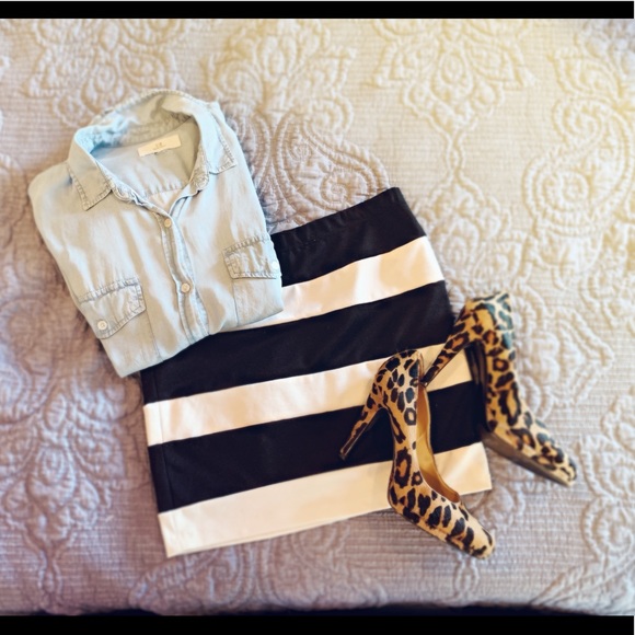 Forever 21 Dresses & Skirts - Black and white strip mini skirt